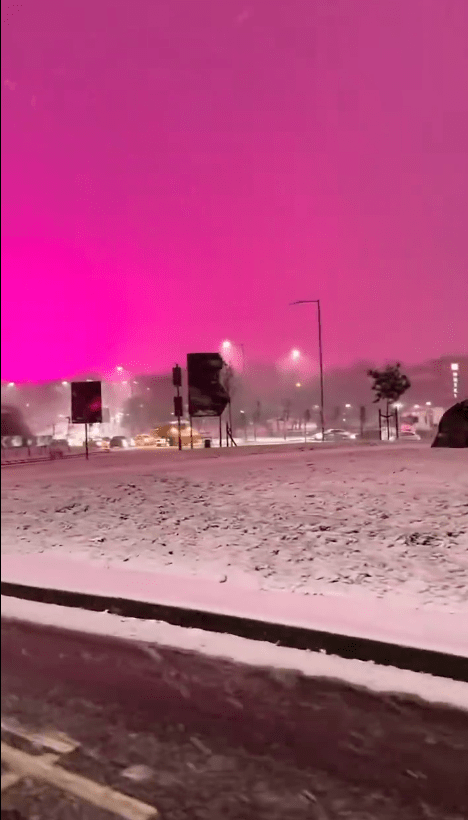 英國伯明翰西米德蘭茲郡周四的雪夜，天空出現一大片神秘耀眼粉紅光芒。X@ThaEuropeanLad 