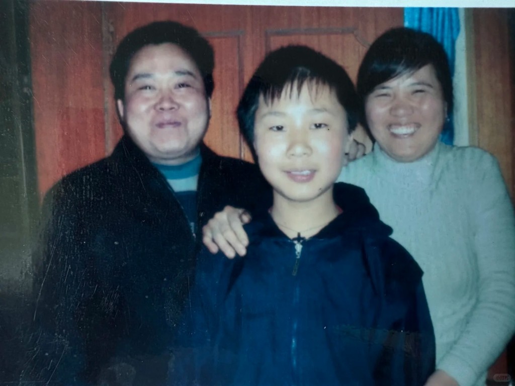 兒時的謝偉（中）。