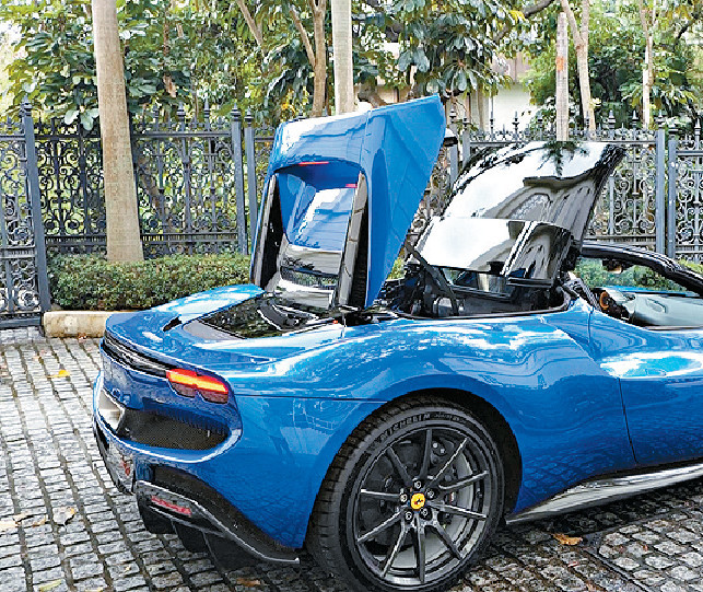 ■電動硬頂開或關只需14秒。