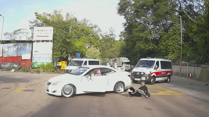 凌志在路口180度調頭，副駕一名乘客更被抛出車外。