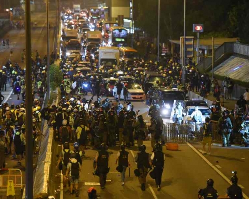 龍翔道當晚有大批示威者堵路。資料圖片