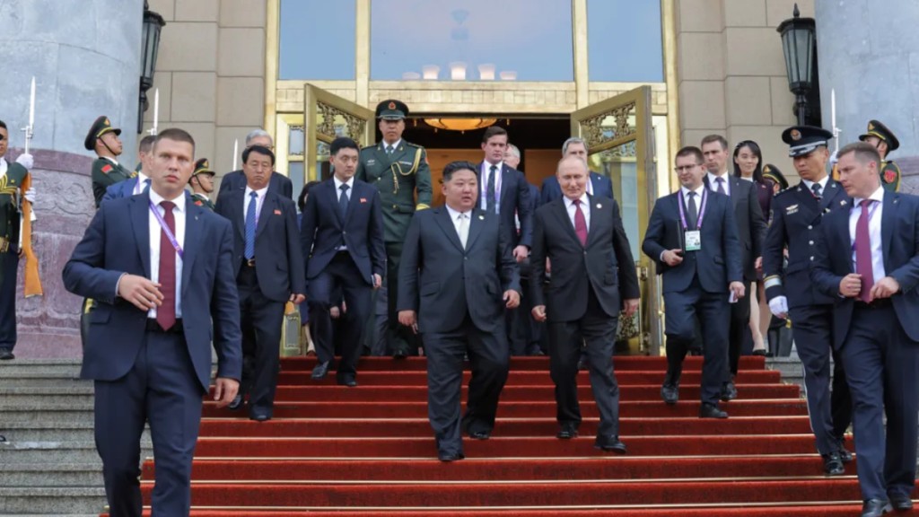 北韓中央電視台播出金正恩訪華出席「九三閱兵」紀錄片。 北韓中央電視台播出金正恩訪華出席「九三閱兵」紀錄片。