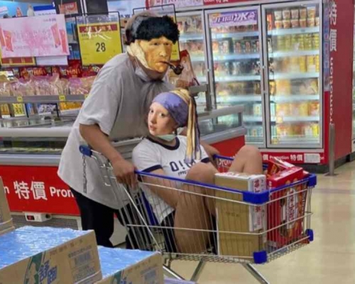 热裤女蜷曲著身体坐在手推车上由男友推著。fb