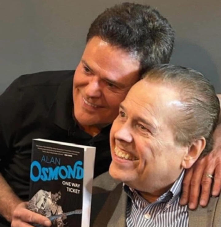 Alan（右）之前宣傳自傳《One Way Ticket》，Donny（左）亦有到場支持哥哥。