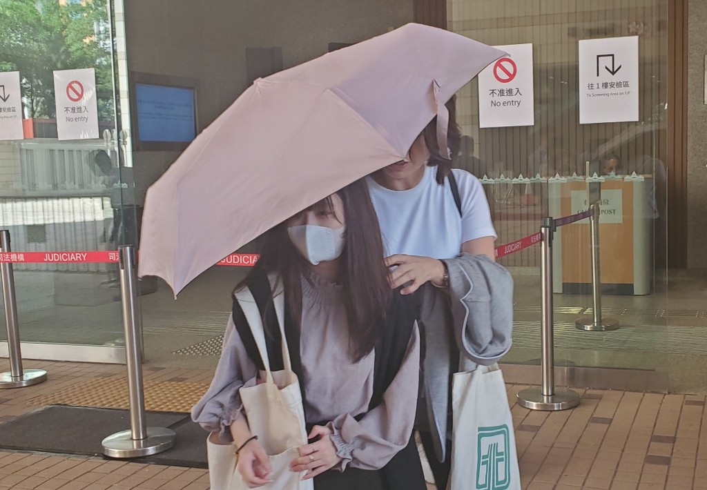 死者鍾志強的女兒(前)及胞妹(後)。 資料圖片