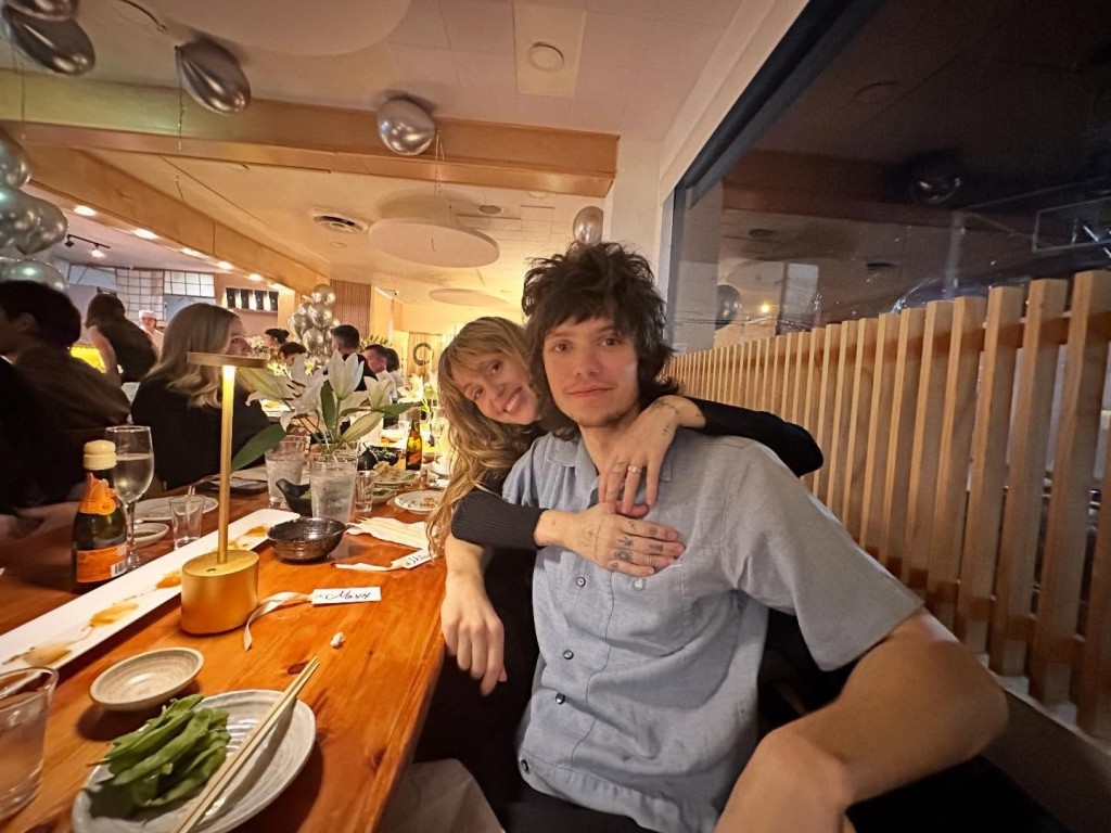 兩人與親友一起吃壽司慶祝訂婚,Miley從後攬住Maxx甜到漏。 兩人與親友一起吃壽司慶祝訂婚,Miley從後攬住Maxx甜到漏。