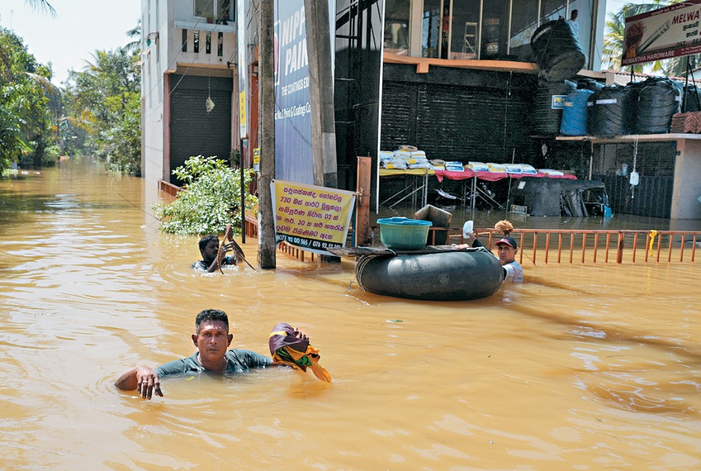 在科倫坡附近的凱拉尼亞，居民游水過街道。
