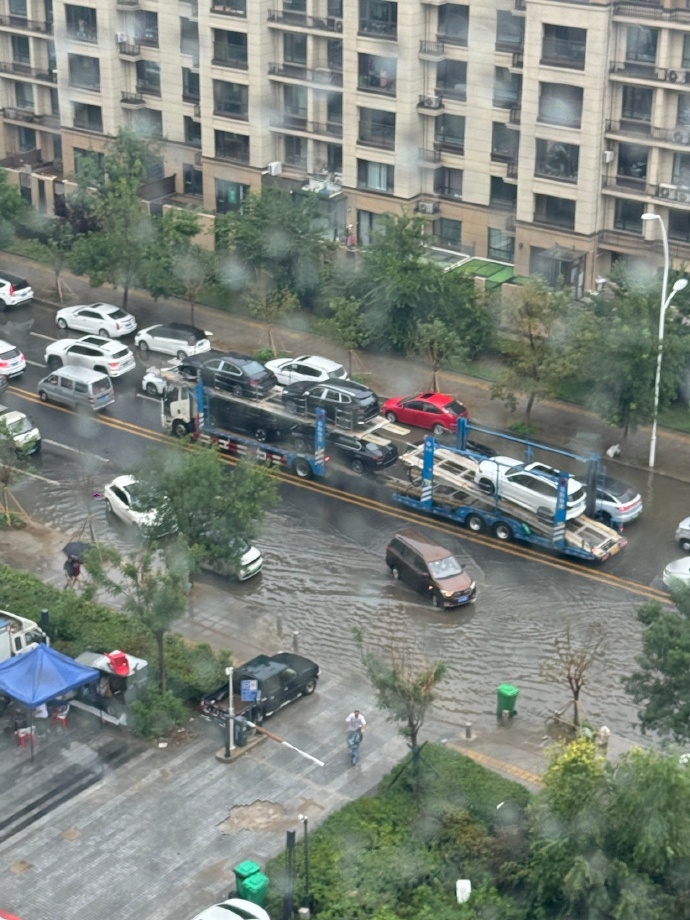 暴雨下渖阳路面情况恶劣。