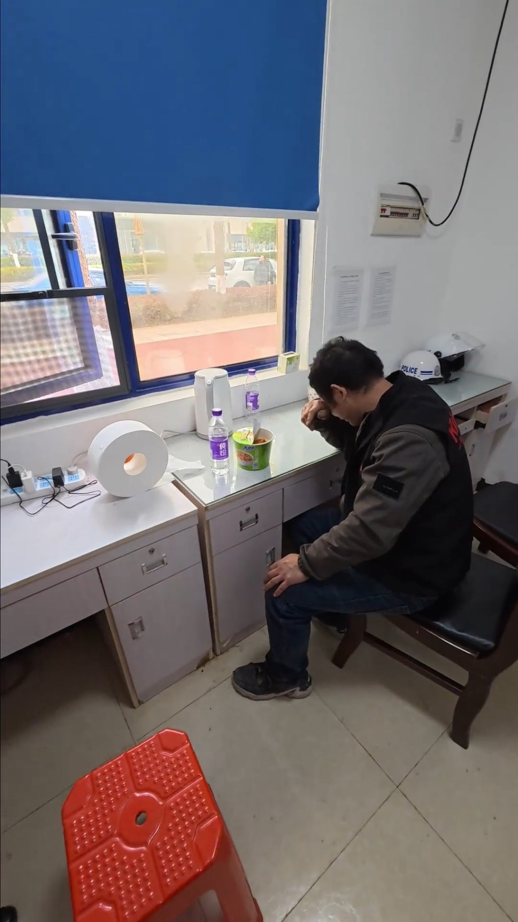 獲得交警「溫度執法」，男司機當場感動流淚。抖音@大雄同學