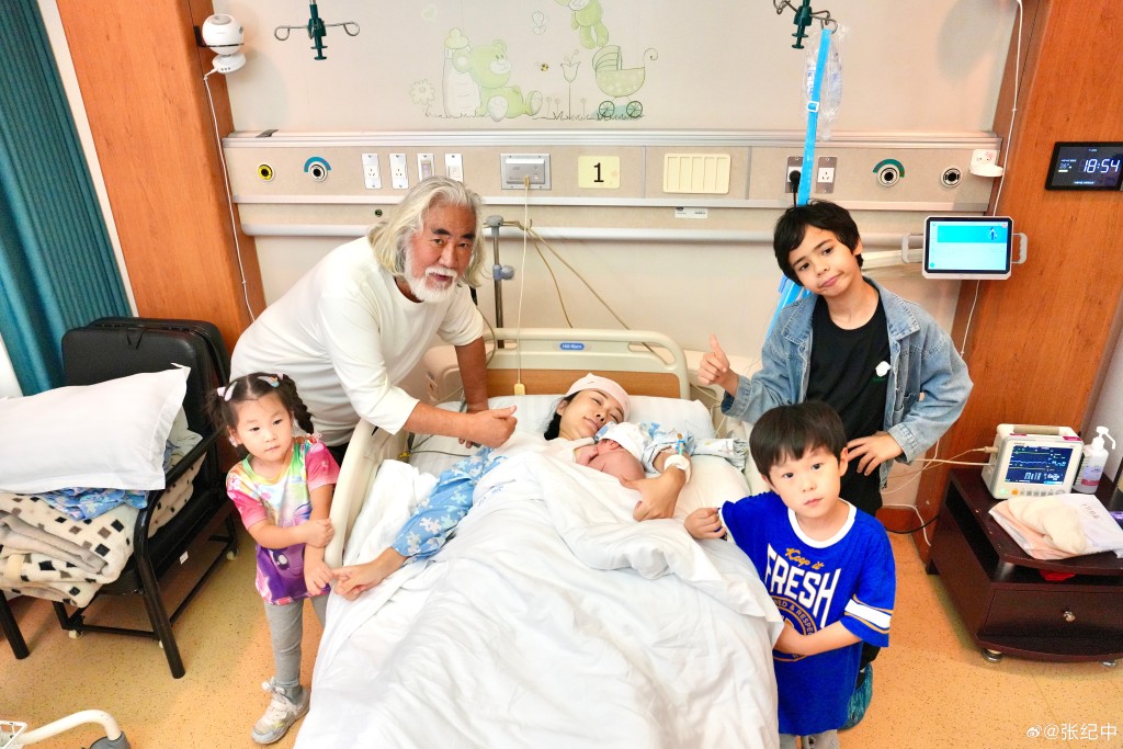 74歲的張紀中與43歲妻子杜星霖，去年誕下幼女。微博