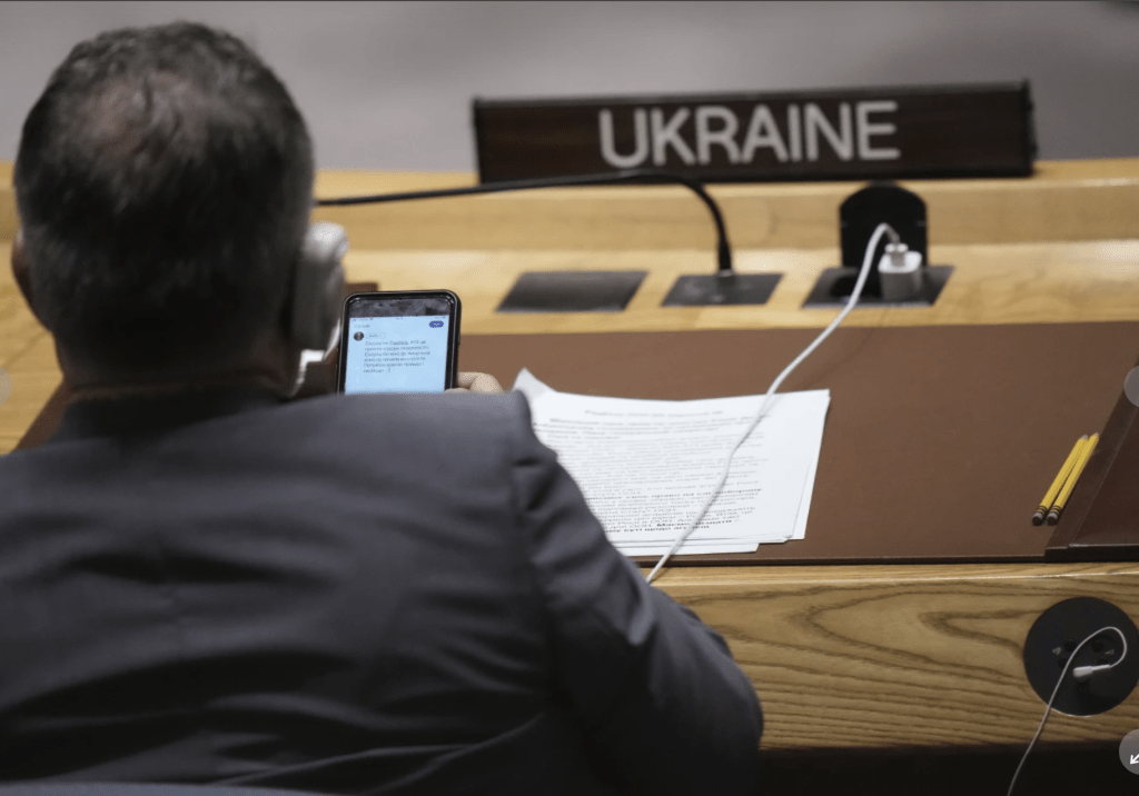 拉夫羅夫發言時，桌子對面坐着的是烏克蘭大使基斯利察，在拉夫羅夫講話時，他的眼睛一直盯著手機。 美聯社