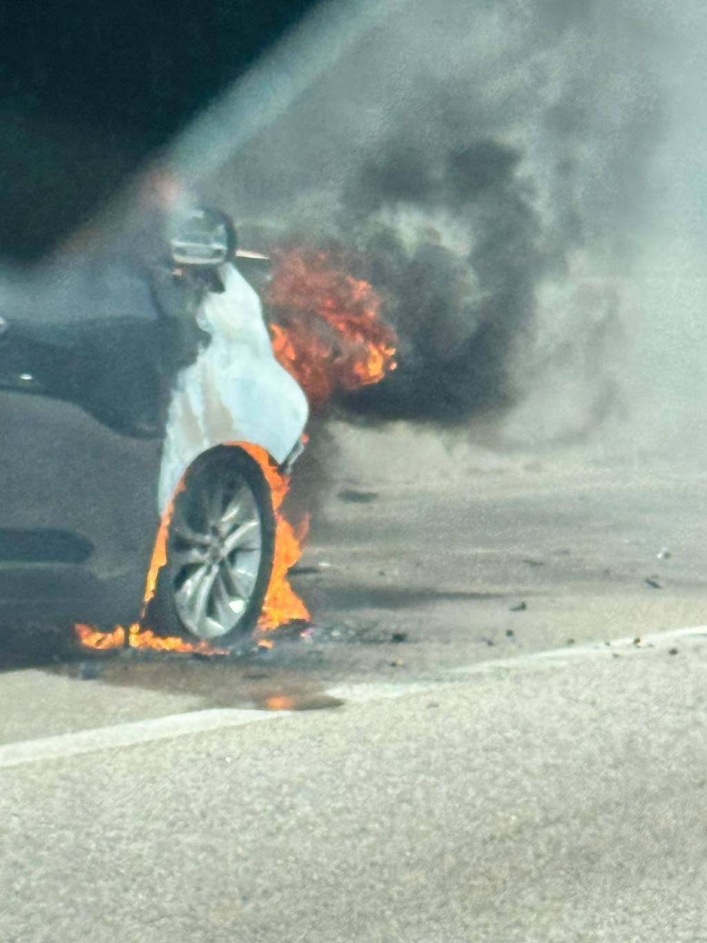 車頭近車胎位置着火。網上圖片