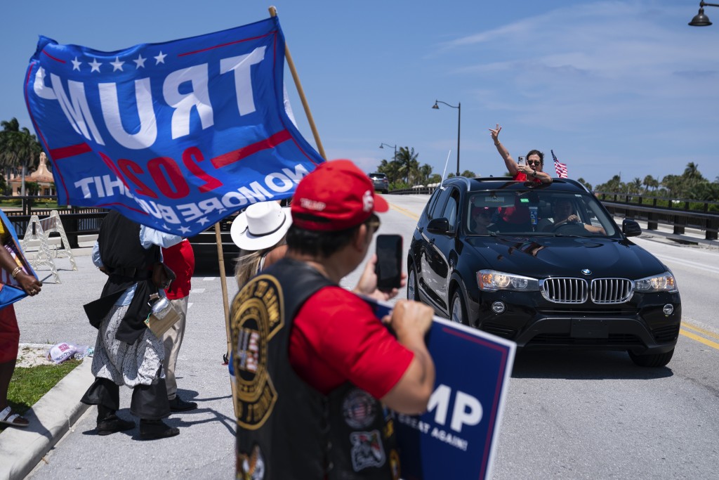 大批支持者在迈阿密通利棕榈滩的公路上聚集，支持美国前总统特朗普。  美联社