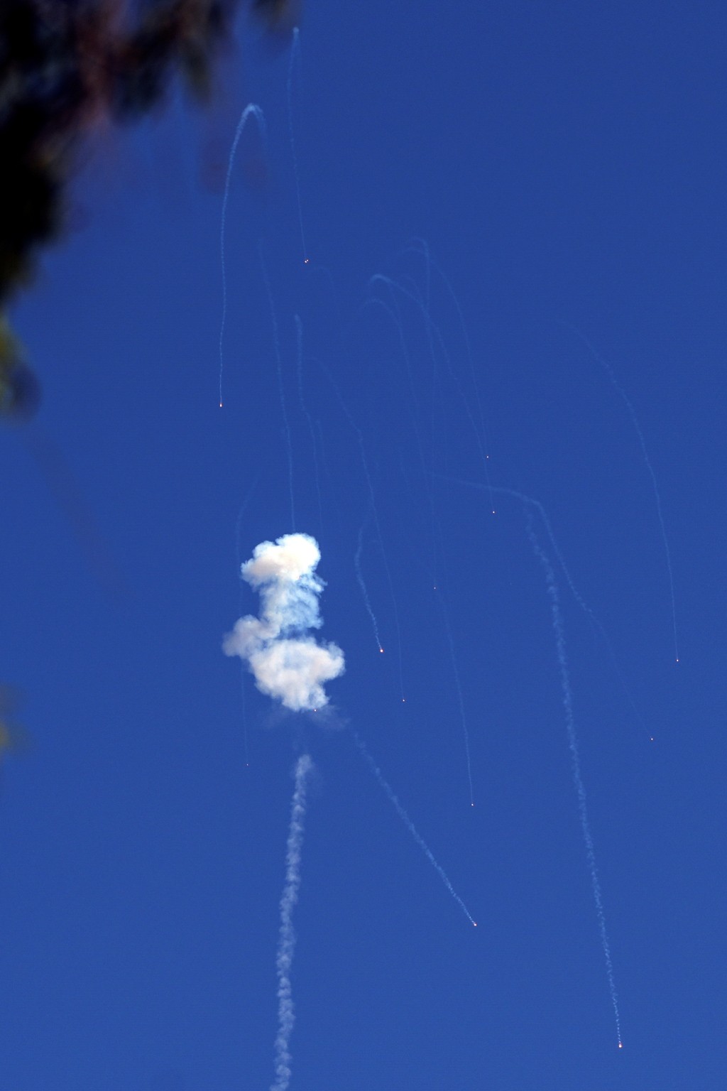 从黎巴嫩越过边境向以色列发射的火箭被拦截。 路透社