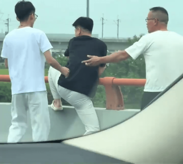塞車塞出鬆弛感，車主落車釣魚。