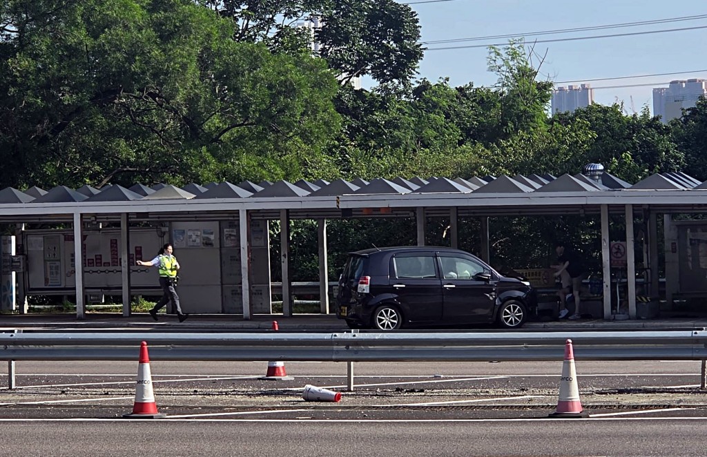 私家車失控剷上巴士站。fb：車cam L（香港群組）
