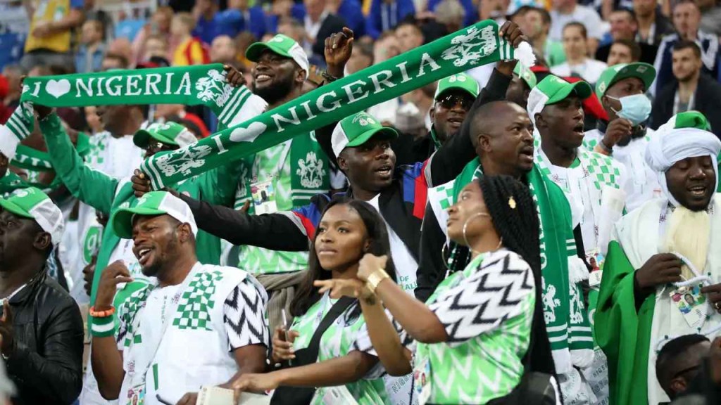 除非尼日利亚正与另一支国家队对赛，否则不太可能在球场内找到人，因为不知道下一顿饭从哪里来的人，根本不会想到进入球场。