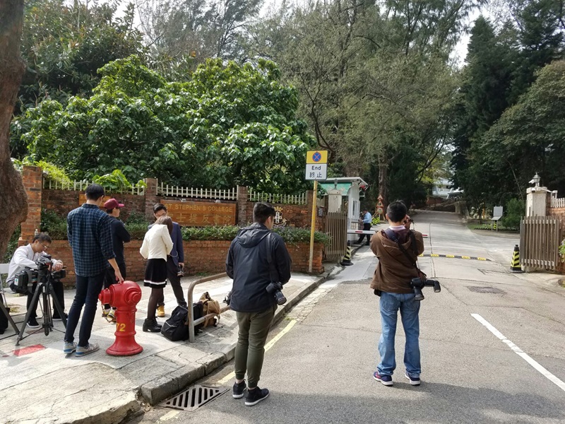 校園外有大批記者守候校方回應。