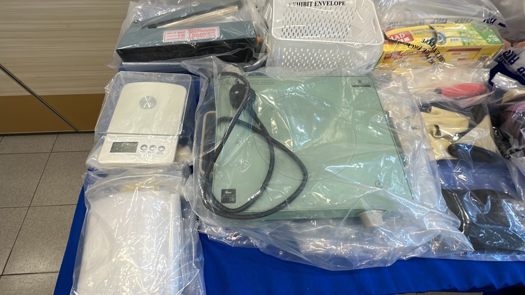 警方亦检获一批毒品包装工具。