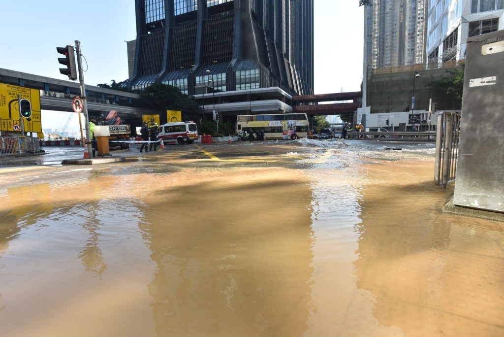 港灣道菲林明道爆水管。