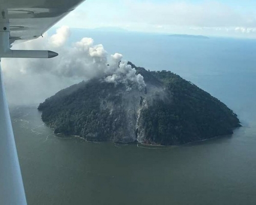 卡多瓦爾島是睡火山，上周五首次爆發。（互聯網圖片）