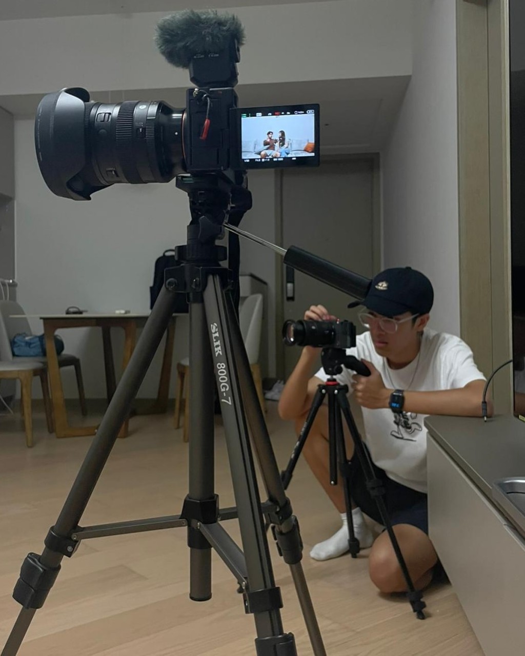 李立仁專注拍攝。