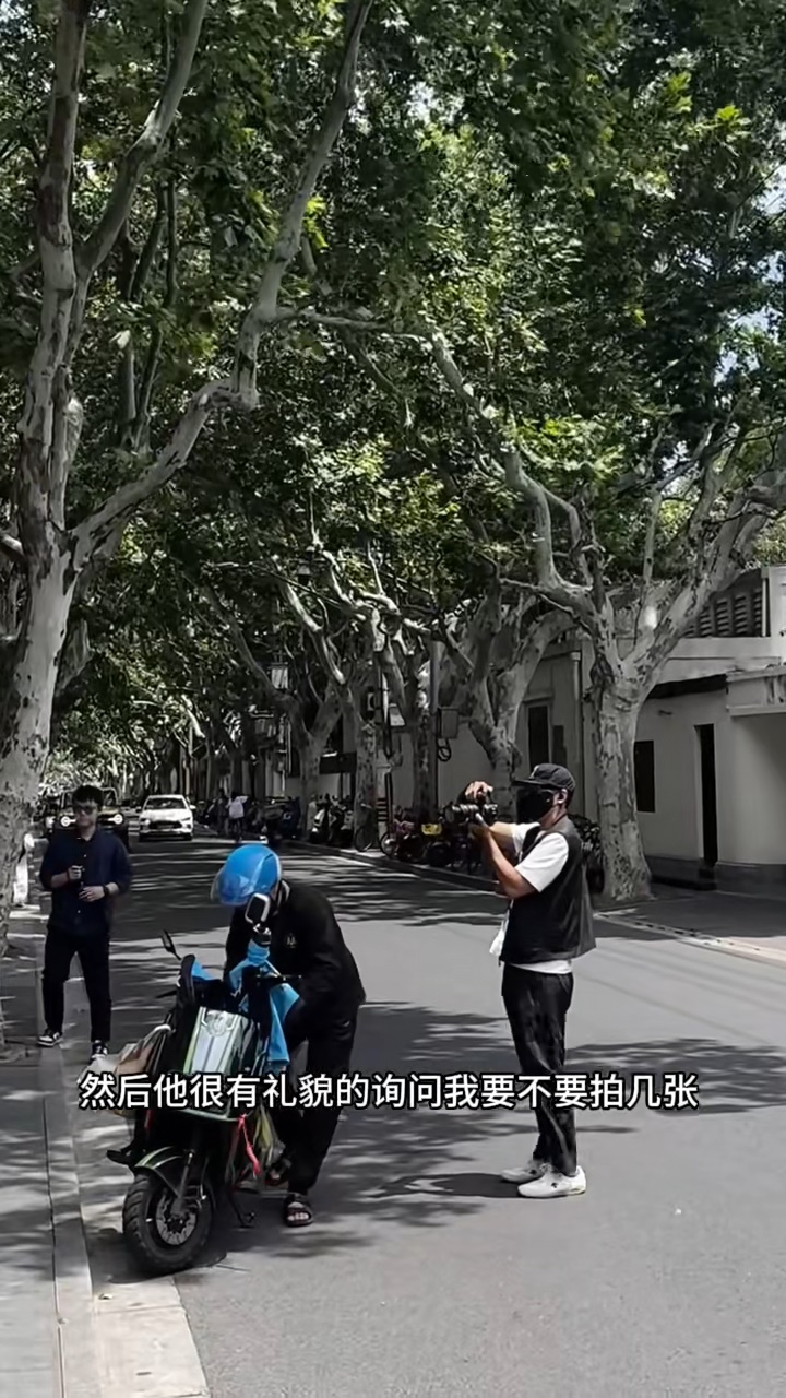 吳彥祖近日現身上海拍攝真人騷題材視頻,首次化身攝影師。 吳彥祖近日現身上海拍攝真人騷題材視頻,首次化身攝影師。