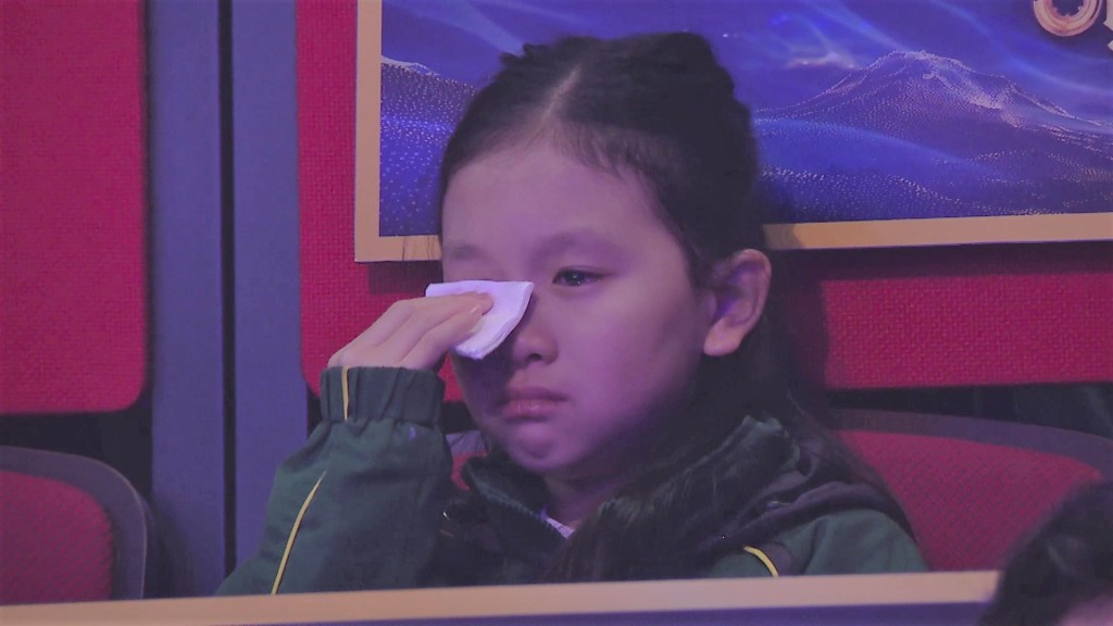 聽到爸爸在台上分享這段愧疚往事與深情告白,台下的大女兒頓時感動爆喊。 聽到爸爸在台上分享這段愧疚往事與深情告白,台下的大女兒頓時感動爆喊。