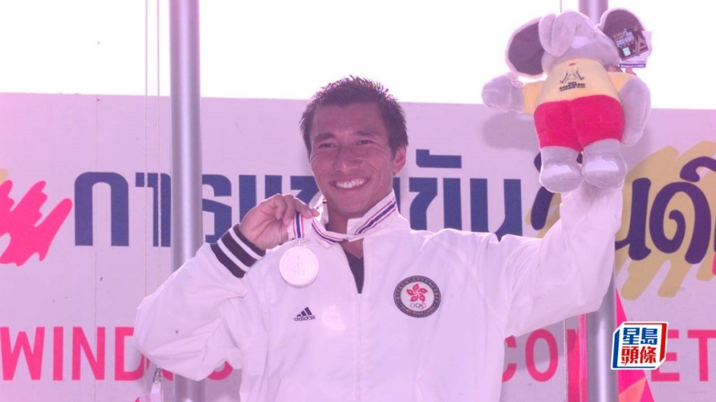 黄德森曾在两届亚运夺得银牌，图为1998年夺亚运银牌。资料图片