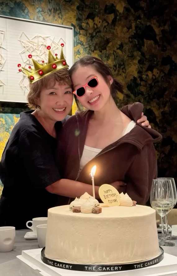 7月9日是甄詠蓓56歲生日，與廿歲出頭的女兒詹樂童（Jolie）等人慶生。