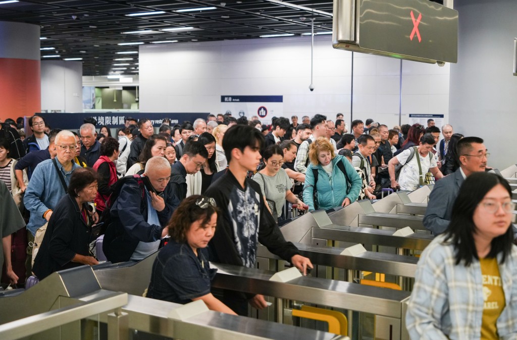 运输署呼吁跨境出行人士尽量使用公共交通工具往来香港和内地或澳门,及早计划行程,预留充裕交通时间。 运输署呼吁跨境出行人士尽量使用公共交通工具往来香港和内地或澳门,及早计划行程,预留充裕交通时间。