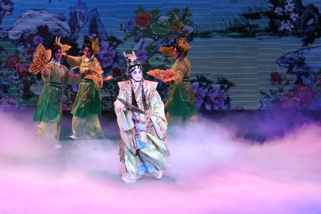 《蝶海情僧》曾赴日本大阪及福井演出，乃香港粵劇史上的創舉，劇中真如誦經會引來群蝶圍繞飛舞，這也是劇名《蝶海情僧》的由來。