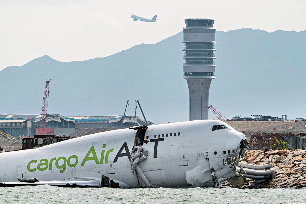 阿聯酋航空波音747-400貨機失事衝入海中，美國國家運輸安全委員會將派出調查團隊來港協助調查。
