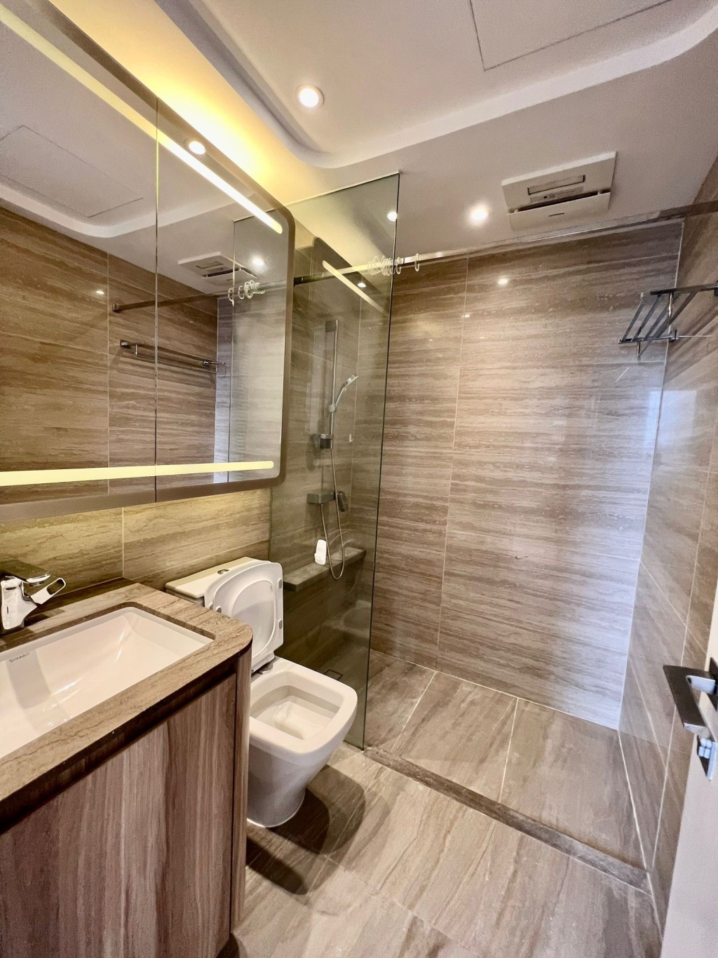 浴室設有大面鏡子連鏡櫃，收納日用品時更得心就手。