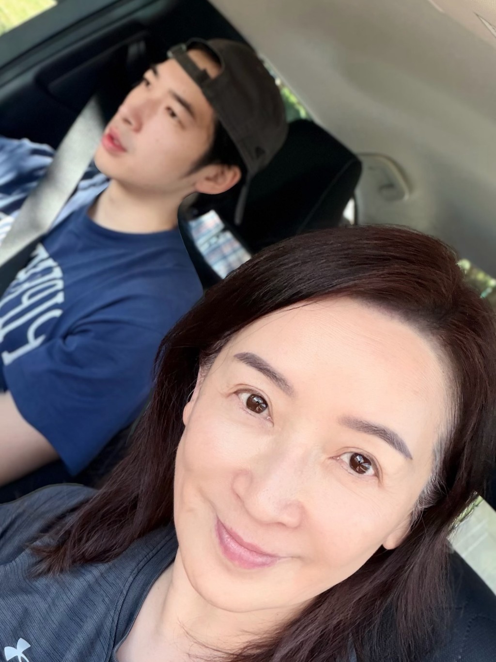 龔慈恩在社交平台大曬與兒子林卓毅的溫馨自拍，母子齊齊遊車河。