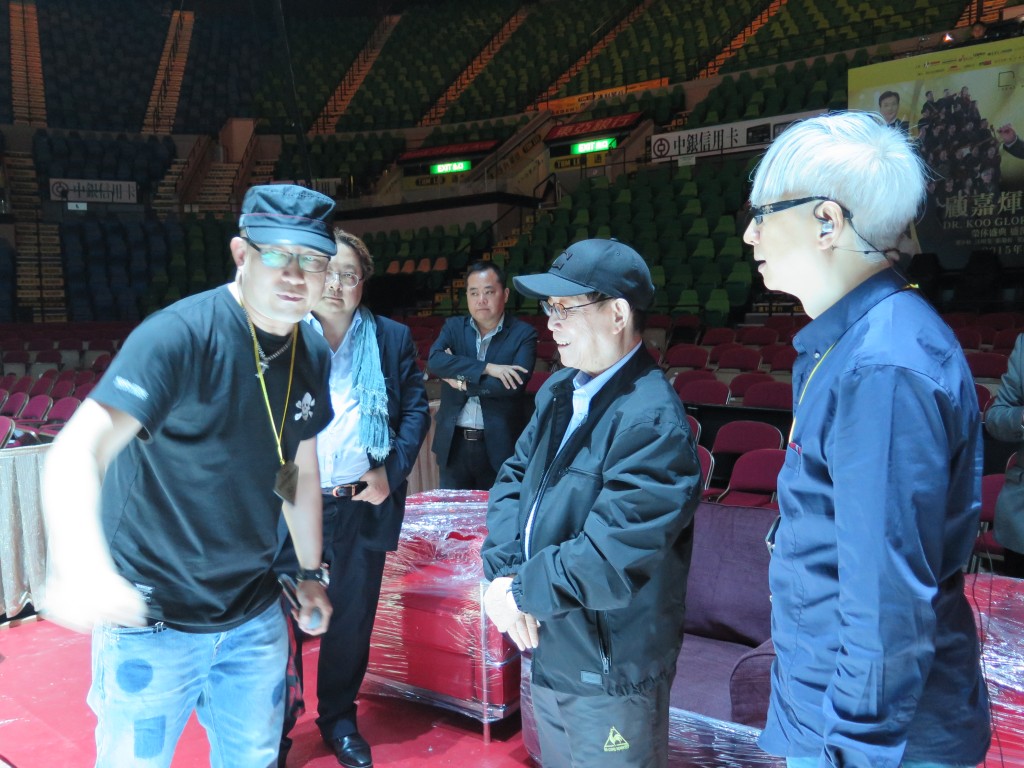 2015年顾嘉辉在演唱会后台由徒弟徐日勤陪同视察。