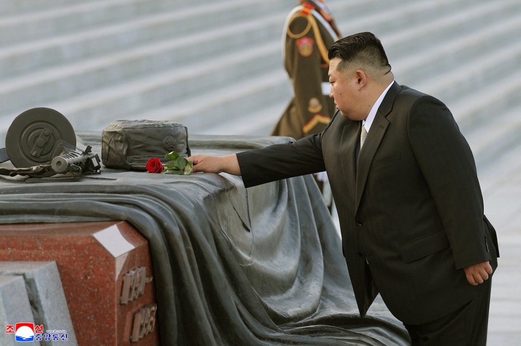 金正恩参拜北韩解放战争烈士陵园。路透社