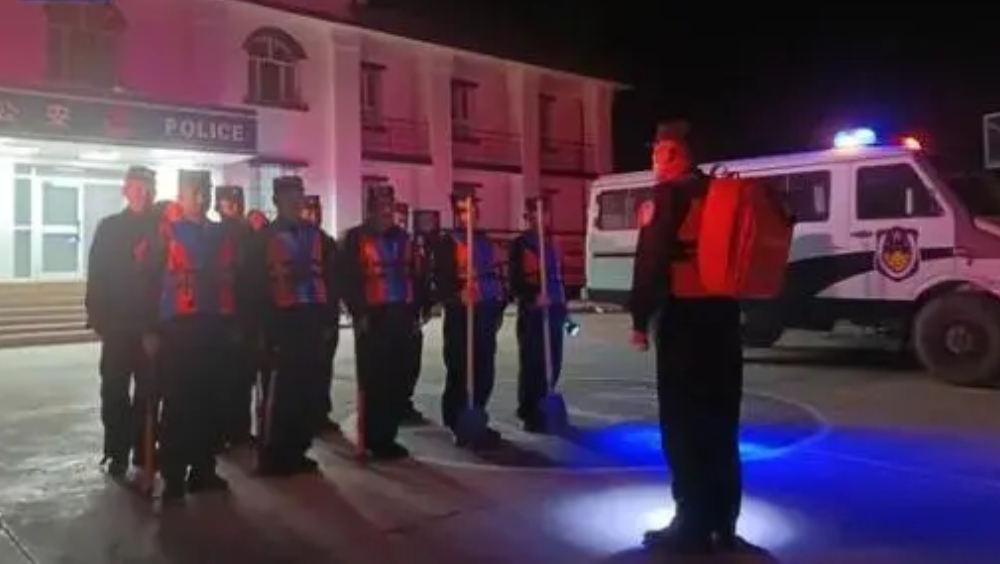 新疆克州凌晨連發6宗地震，當地消防已集結待命，當地應急和公安部門正在核查有關情況。 央視截圖