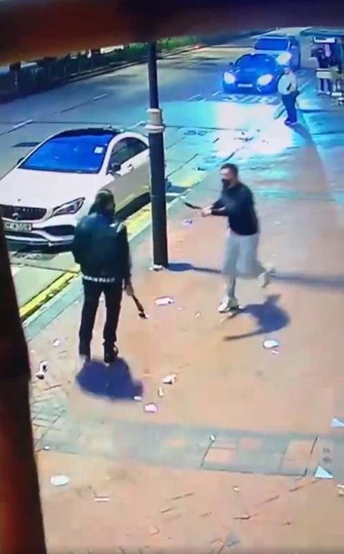 兩幫黑幫持刀在漆咸道南街頭互相對峙。(影片截圖)