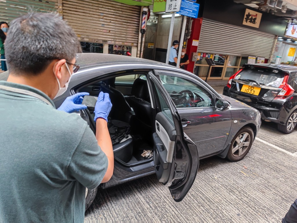 鑑證科人員為私家車掃模取證。