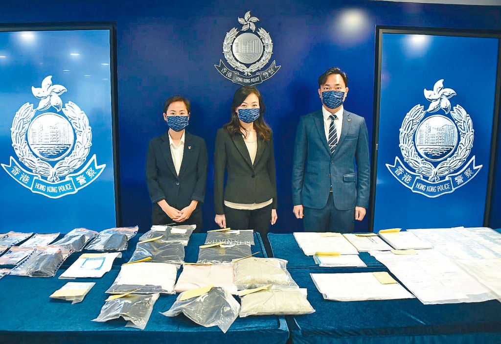 商罪科訛騙案調查組警司孔慶勳(中)、總督察鄧啟榮(右)及高級督察傅姸婷講述案情,並展示搜獲文件及單據。