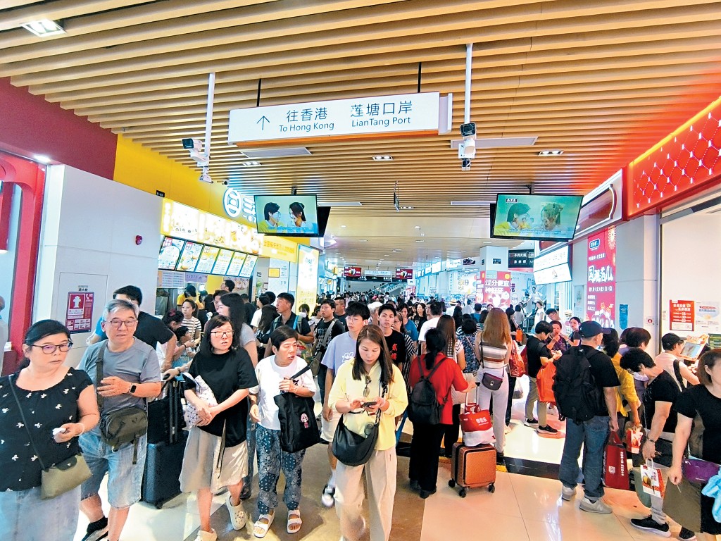 金管局表示,跨境支付通服務可包括與內地友人「食飯、唱K夾錢」,或經常北上港人轉帳到其內地銀行戶口,作充值內地電子錢包之用等。