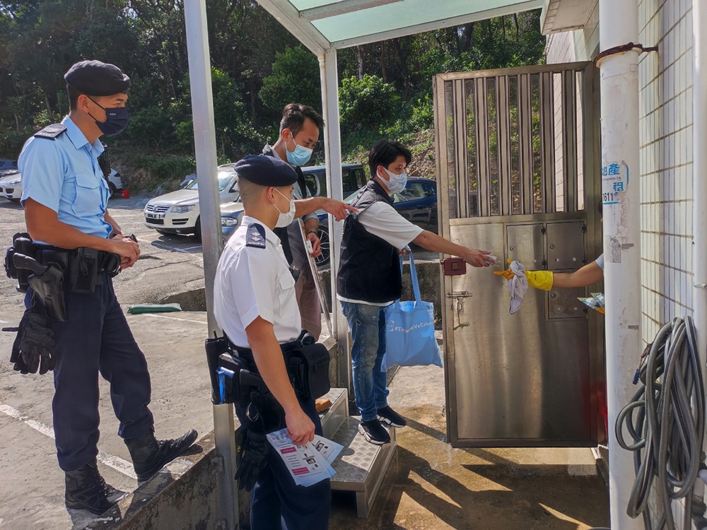 警員向居民派傳單宣傳，提高他們的防盜意識。