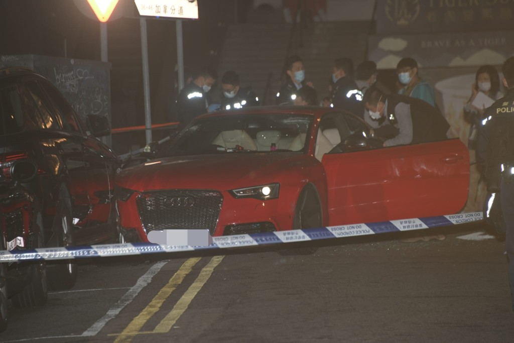 尖沙咀私家車避查狂飆撞4車