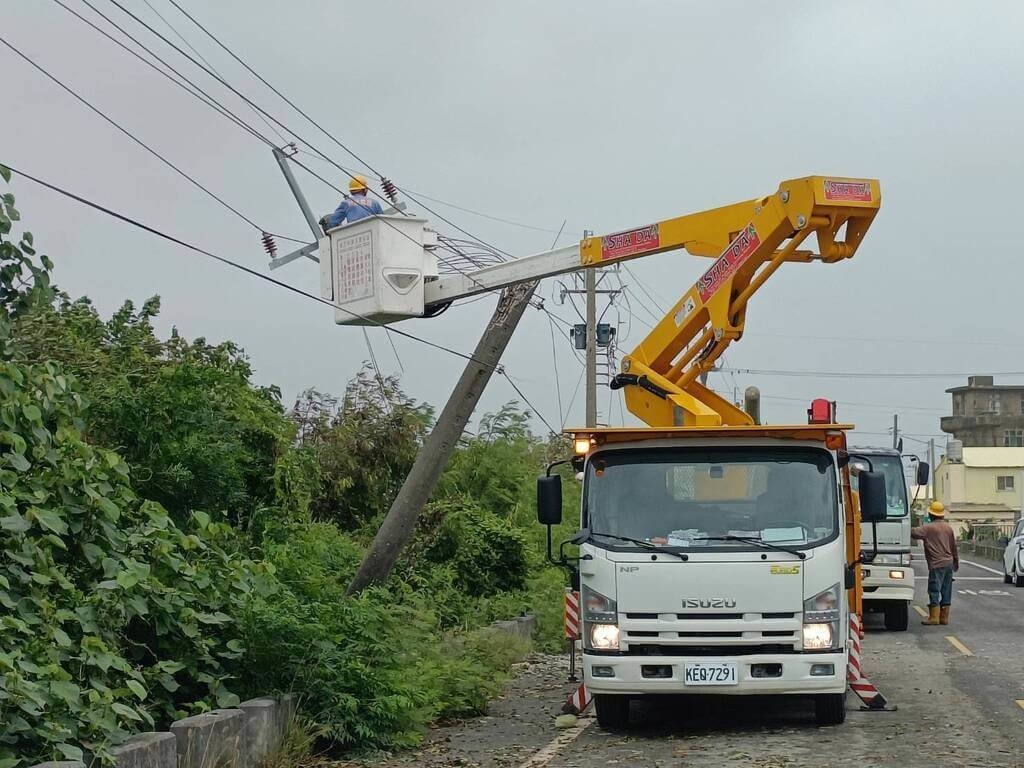 颱風康芮31日下午從台東登陸，台南市沿海地區出現10級強風，近萬戶人家一度停電，台電動員全力搶修。 台電