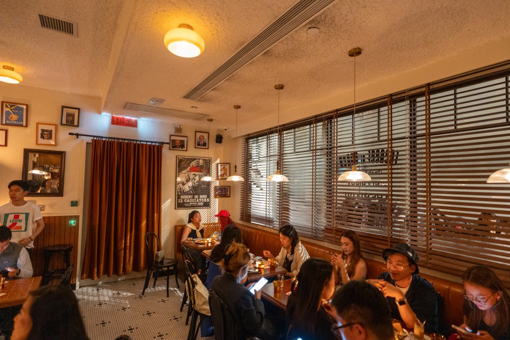 Bar Leone 以意大利文化及懷舊作為其特色。 Bar Leone 以意大利文化及懷舊作為其特色。