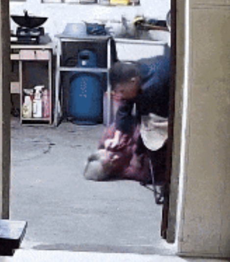 男子將母親按倒在地施暴。