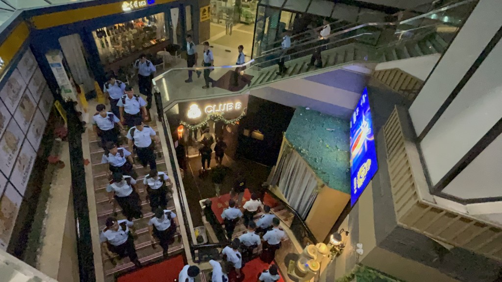 警方昨日突擊搜查145間娛樂場所,包括麻雀館、酒吧、夜總會及遊戲機中心等。曾志恒攝 警方昨日突擊搜查145間娛樂場所,包括麻雀館、酒吧、夜總會及遊戲機中心等。曾志恒攝