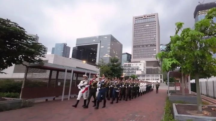 隊員們精神抖擻、步履鏗鏘，向着中區軍用碼頭前進。「香江礪劍」圖片