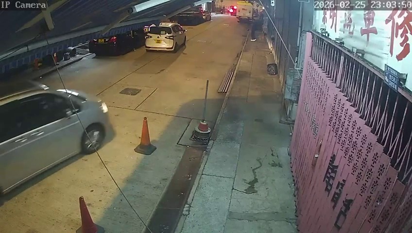 現場為土瓜灣明倫街，影片中，白色私家車疑似進行非法加油活動。FB@港車北上自駕遊同樂會（下同）